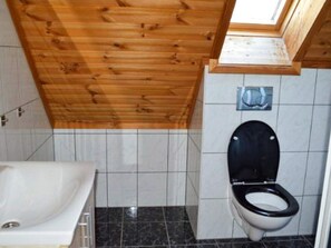 House | Bathroom - 4 Person Holiday Home in Maloy-by Traum (Kinn)