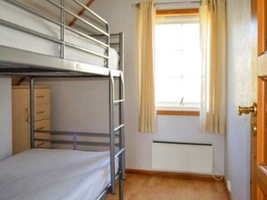 House | 3 bedrooms, individually furnished - 4 Person Holiday Home in Maloy-by Traum (Kinn)