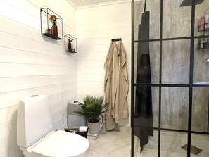 House | Bathroom | Bathtub - 4 Star Holiday Home in Ljungskile (Ljungskile)