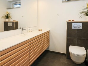 House | Bathroom - 8 Person Holiday Home in Hadsund (Hadsund)