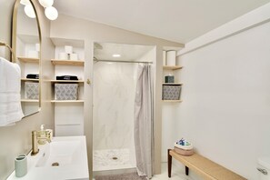 Dusche, Haartrockner, Handtücher, Seife
