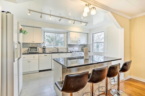 Fridge, microwave, stovetop, dishwasher