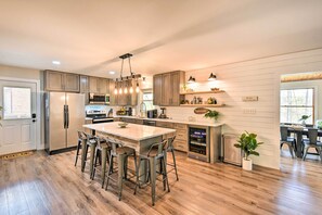 Fridge, microwave, stovetop, dishwasher - Townville Lake House w/ Private Dock, Kayaks! (Townville)