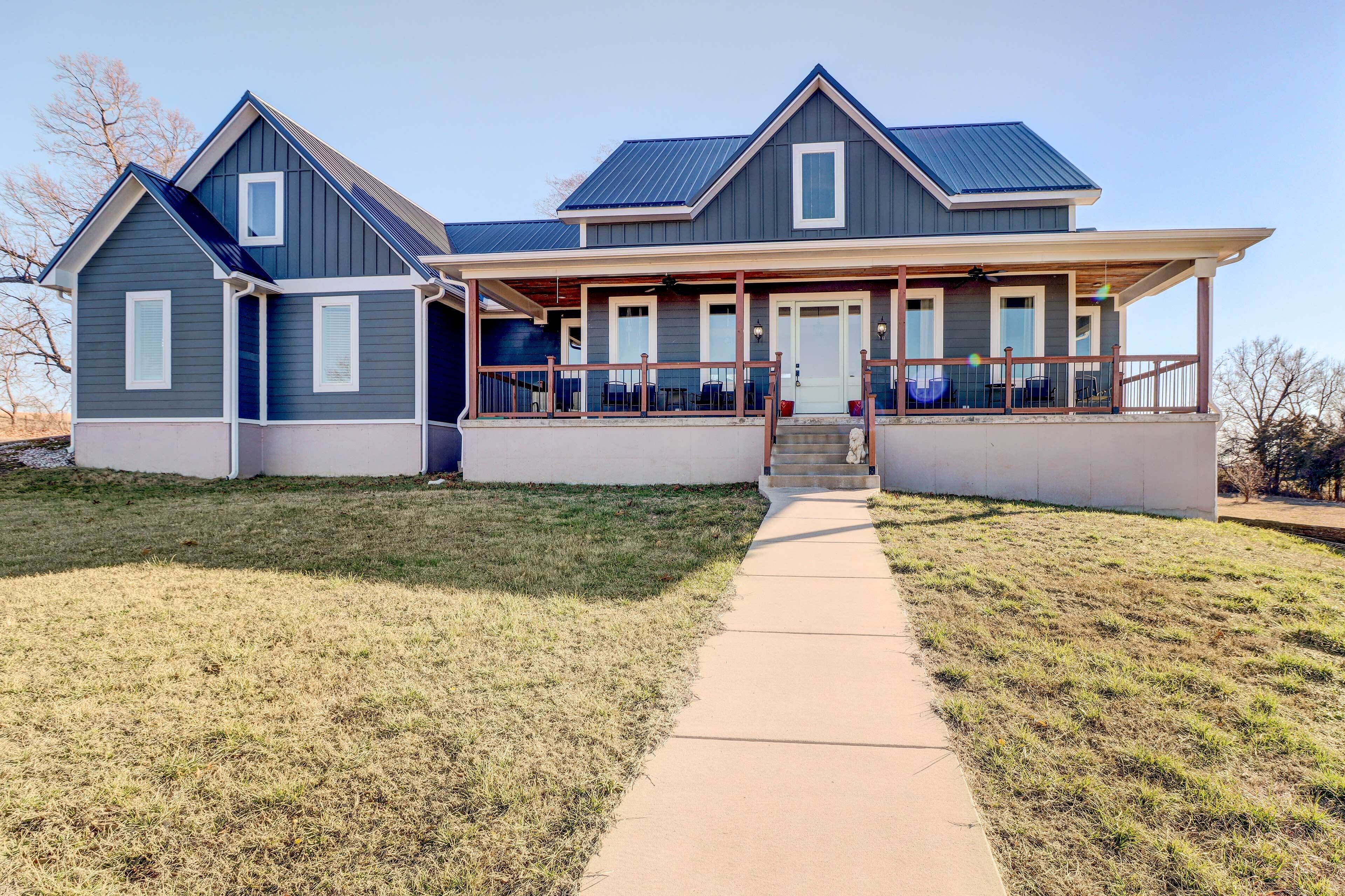 Spacious Farmhouse Near Hikes & Waterfalls