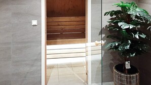 A bathroom with a wooden bench, a potted plant, and tiled walls. - 6 Person Holiday Home in Svelgen-by Traum (Bremanger)