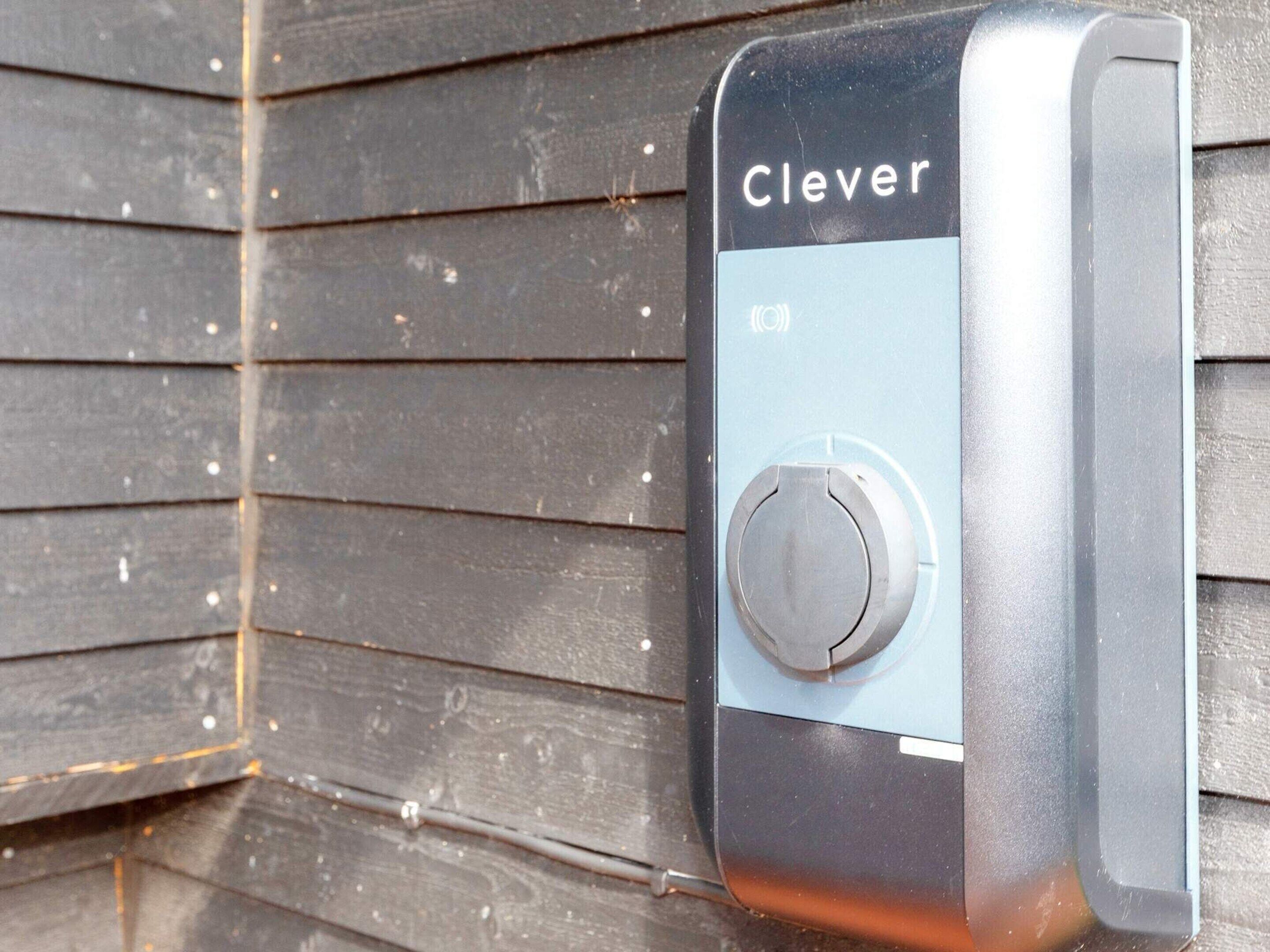 Una puerta con una cerradura de la marca 'Clever' y una cerradura para llave.