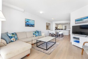 Panoramic Apartment | Living area - ZANZIBAR APT 802- OCEAN VIEW APARTMENT (Mooloolaba)