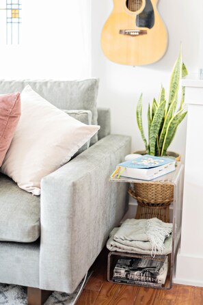 スマートテレビ、暖炉、書庫