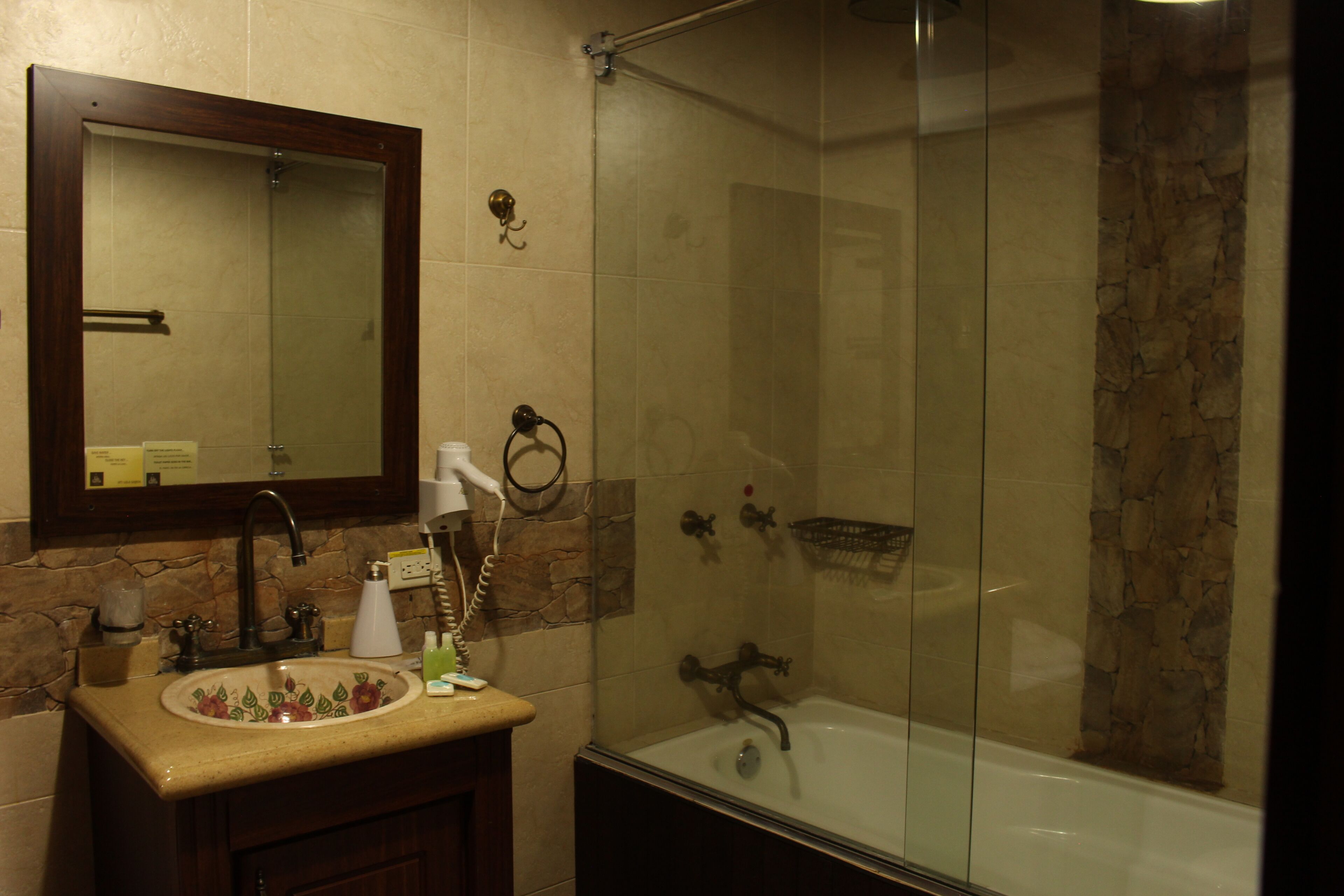 Superior-Suite | Badezimmer | Kostenlose Toilettenartikel, Handtücher, Seife, Shampoo