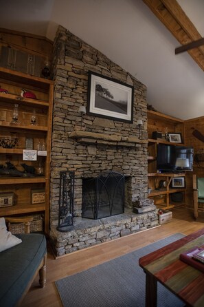 Smart TV y chimenea 