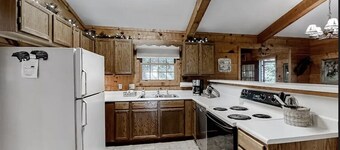 Adorable Cabin snuggled in the trees AND Smoky Mountains!