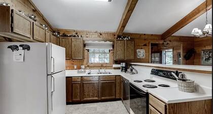 Adorable Cabin snuggled in the trees AND Smoky Mountains!