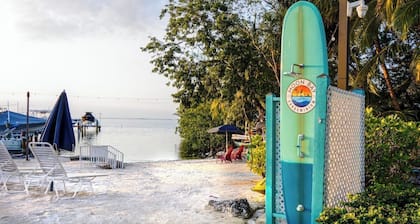 B405 Moon Bay - Inviting Waterfront Condo with Breathtaking Sunsets