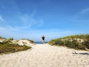 A pathway leading to the beach with dunes on either side. - Exklusives Apartment in Erster Reihe (Wendtorf)