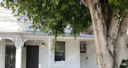 Port Melbourne - Centrally located 2 bedroom house - private quiet locality