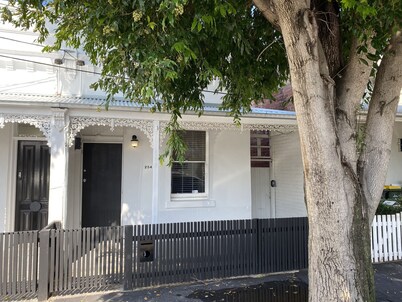 Port Cottage - Centrally located 2 bedroom house in private, quiet location