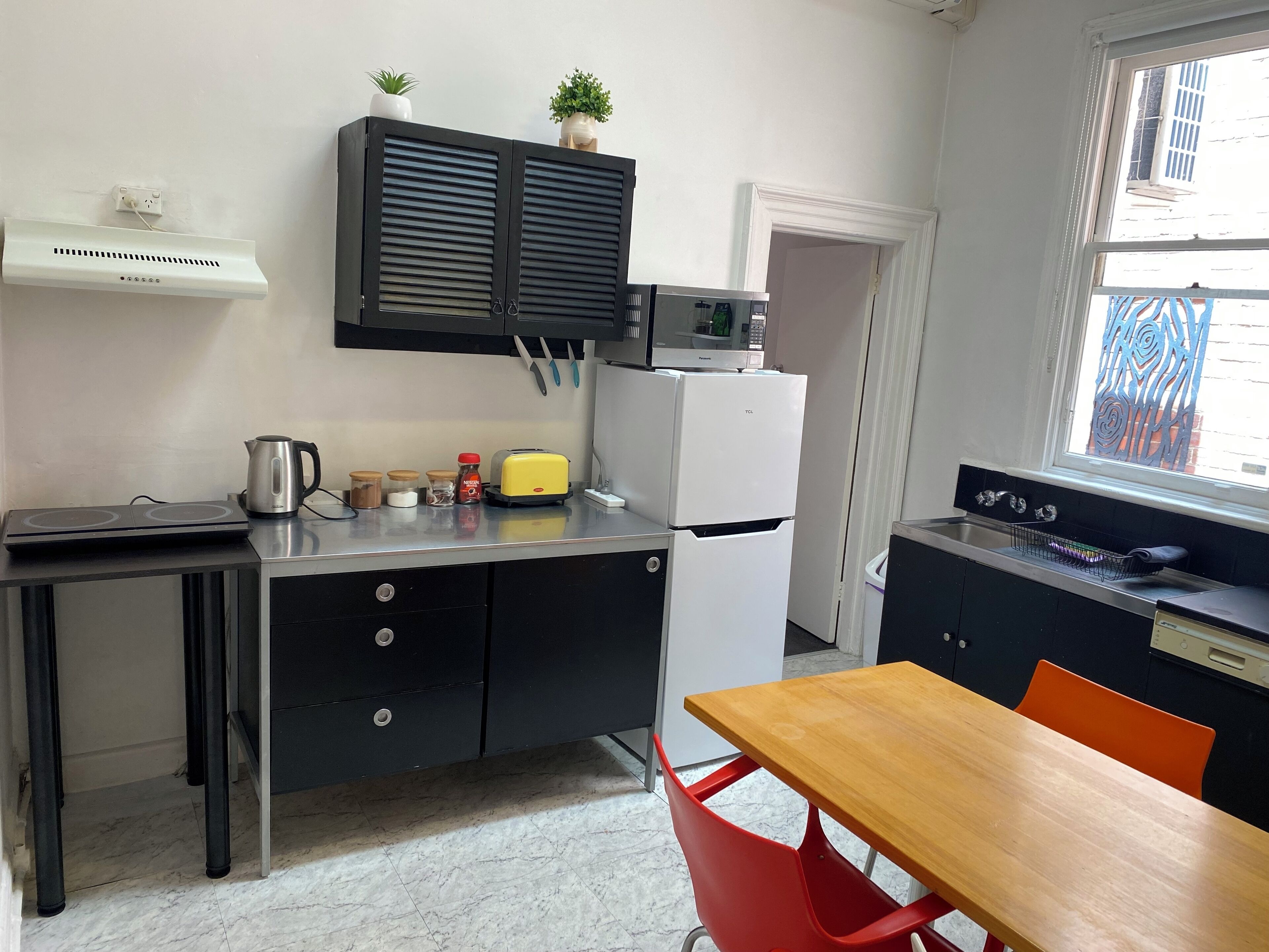 Réfrigérateur, micro-ondes, plaque de cuisson, lave-vaisselle