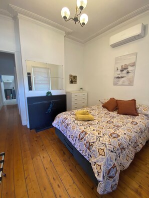 2 chambres, fer et planche à repasser, Wi-Fi gratuit, draps fournis