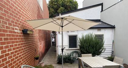 Port Melbourne - Centrally located 2 bedroom cottage - private quiet locallity