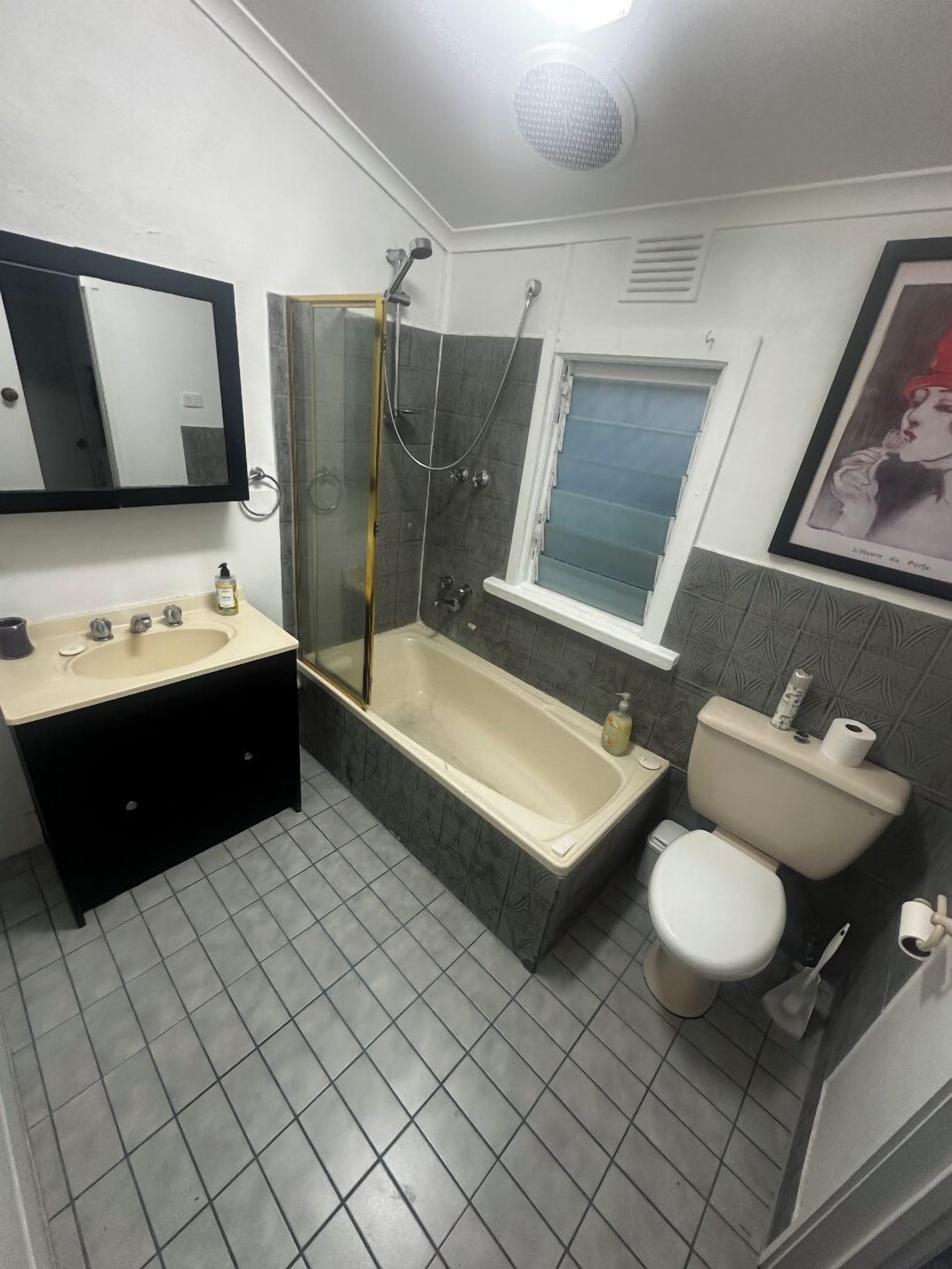 Un baño con bañera, inodoro y lavamanos.