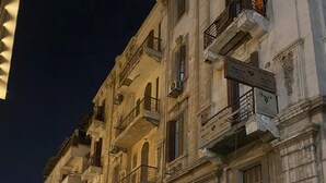 Ein mehrstöckiges Gebäude mit Balkonen und Klimaanlagen.