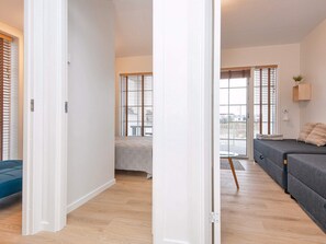 Un apartamento moderno con una cama, un sofá y una zona de comedor.