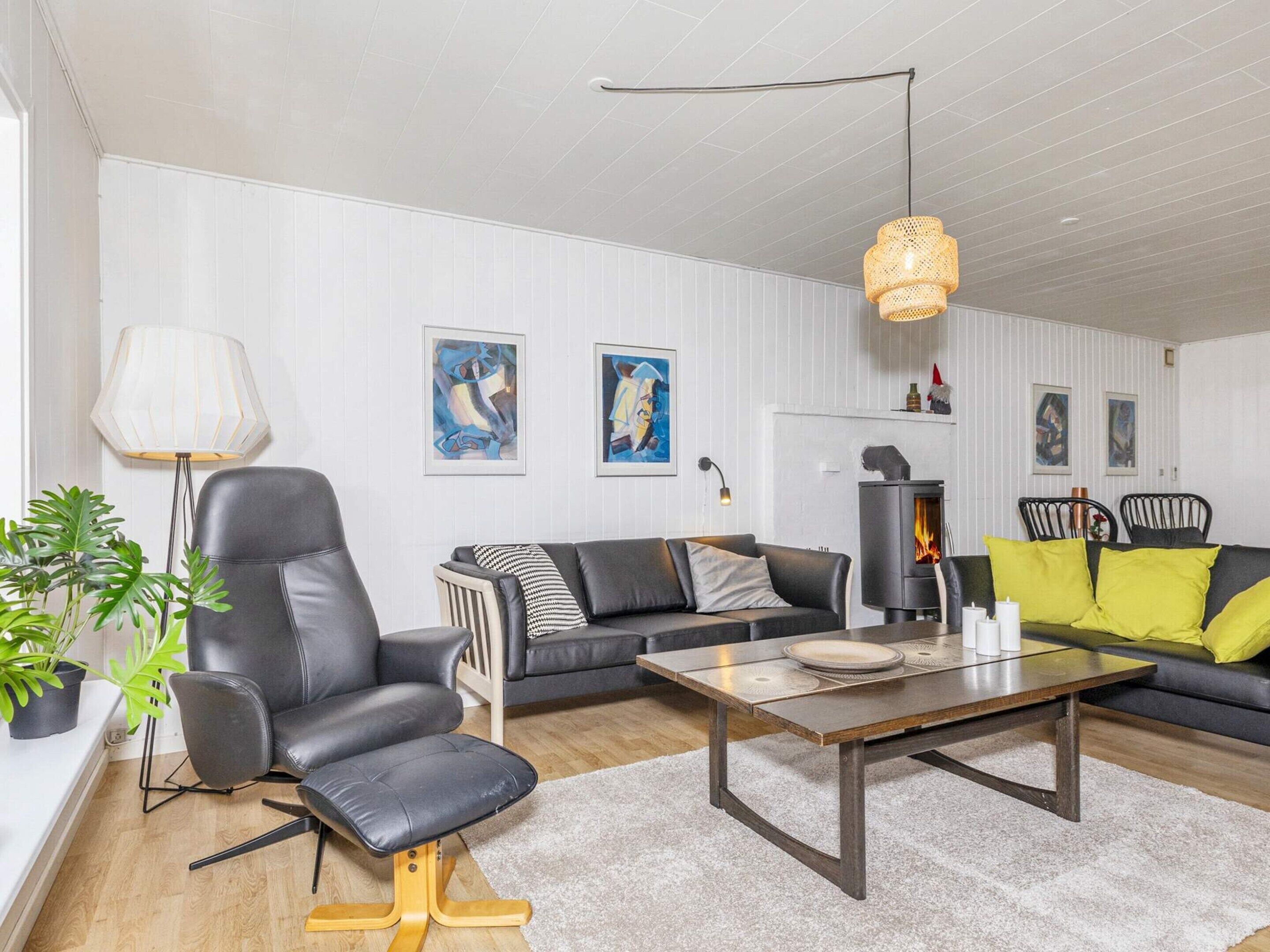 Una sala de estar moderna con un sofá, un sillón y una mesa de centro.