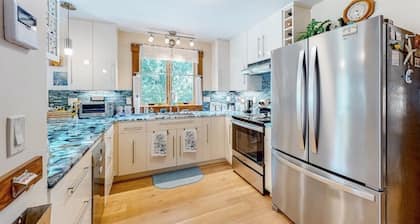 ~Serenity Sands / Peaceful Get Away~10 min. walk to town