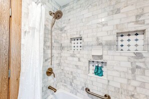 Haartrockner, Handtücher, Seife, Shampoo