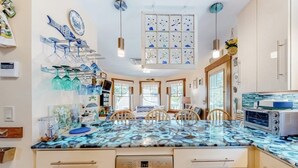 Una cocina con una isla central, armarios de madera, lavavajillas y horno empotrado.