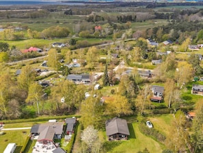 Et boligområde med flere huse, veje og grønne områder.