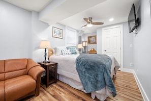 2 bedrooms, desk, iron/ironing board, free WiFi - NEW 2 BRBA minutes to Hospitals & Downtown Asheville & 2 min to Biltmore Village (Asheville)