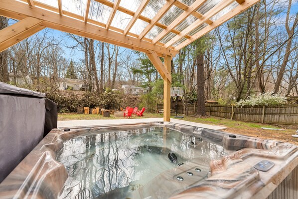 Outdoor spa tub