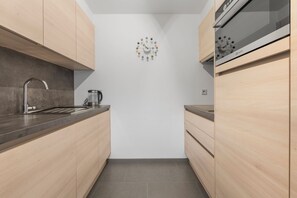 Fridge, oven, stovetop, dishwasher