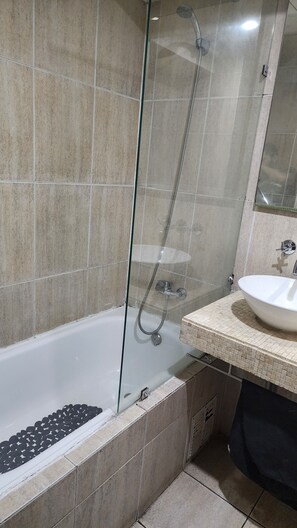 Apartamento Familiar 3 | Badezimmer | Regendusche, Haartrockner, Handtücher, Seife