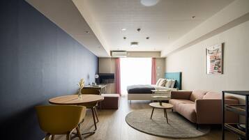 Habitación Deluxe | Tabla de planchar con plancha, wifi gratis, ropa de cama