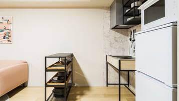 Habitación Deluxe | Cocina básica privada | Frigorífico grande, microondas, horno y hervidor eléctrico