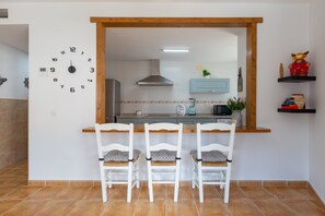 Frigorífico, microondas, placa de cocina y cafetera o tetera