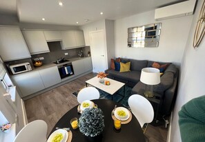 Classic Apartment | Private kitchen - Stanhope Road Apartments (London)