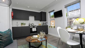 Family Apartment | Private kitchen | Full-size fridge, oven, stovetop, electric kettle