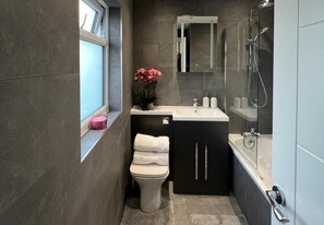 Classic Apartment | Bathroom | Free toiletries, hair dryer, towels, toilet paper