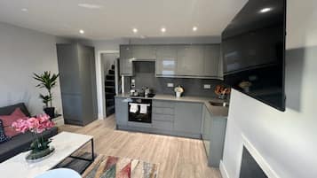 Classic Apartment | Private kitchen | Full-size fridge, oven, stovetop, electric kettle