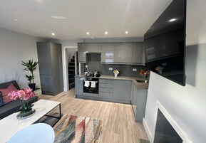 Refrigerador con freezer, horno, placa de cocina, tetera/pava eléctrica