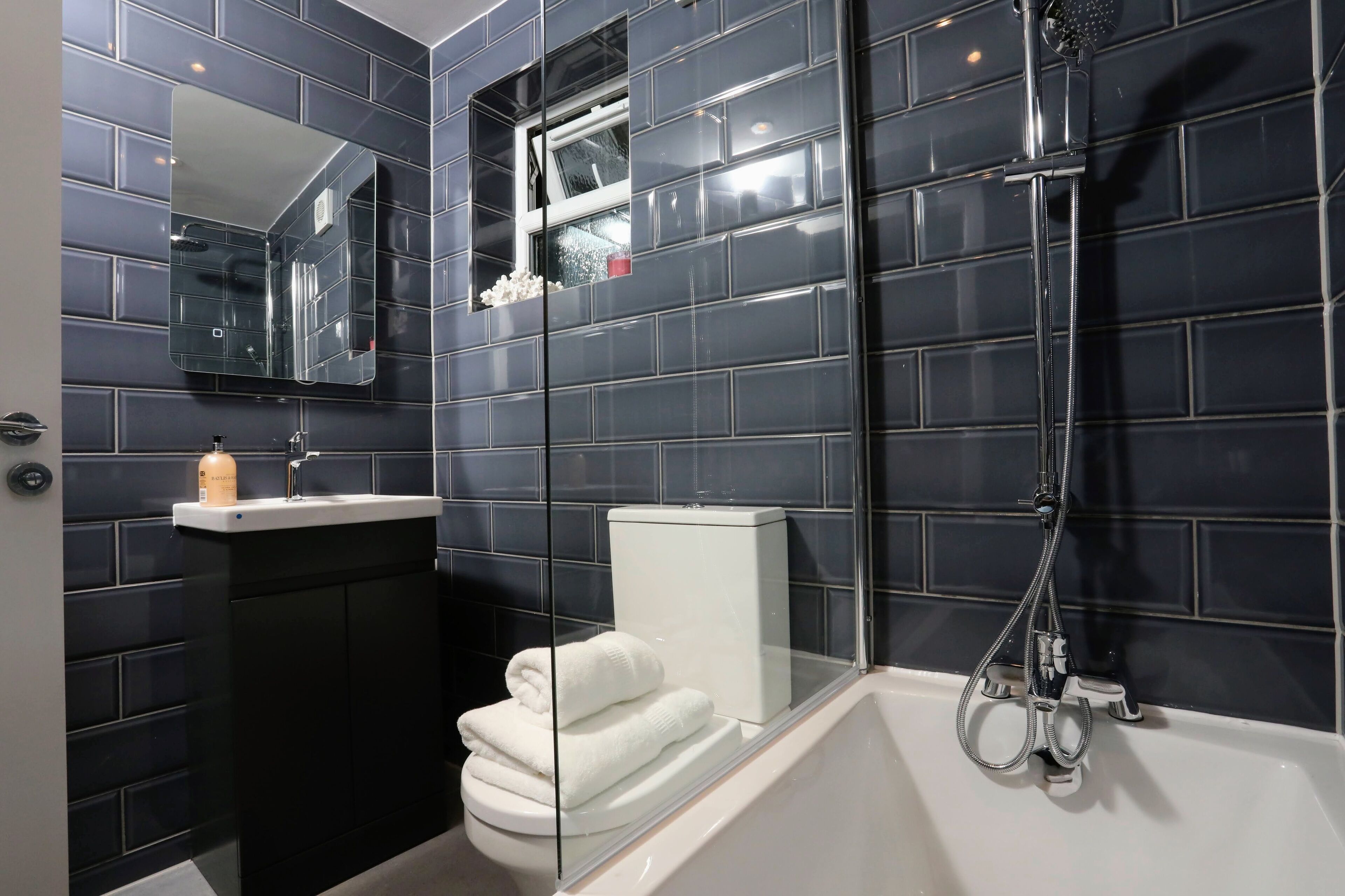 Family Apartment | Bathroom | Free toiletries, hair dryer, towels, toilet paper