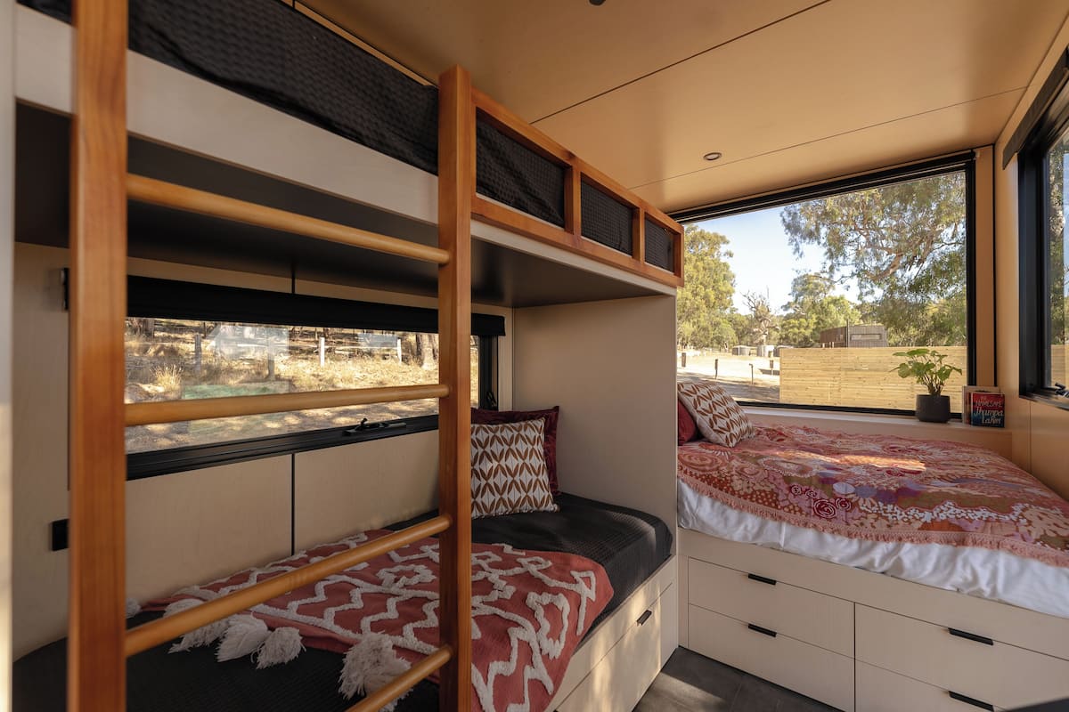 Ropa de cama de alta calidad, muebles diferentes y cortinas blackout