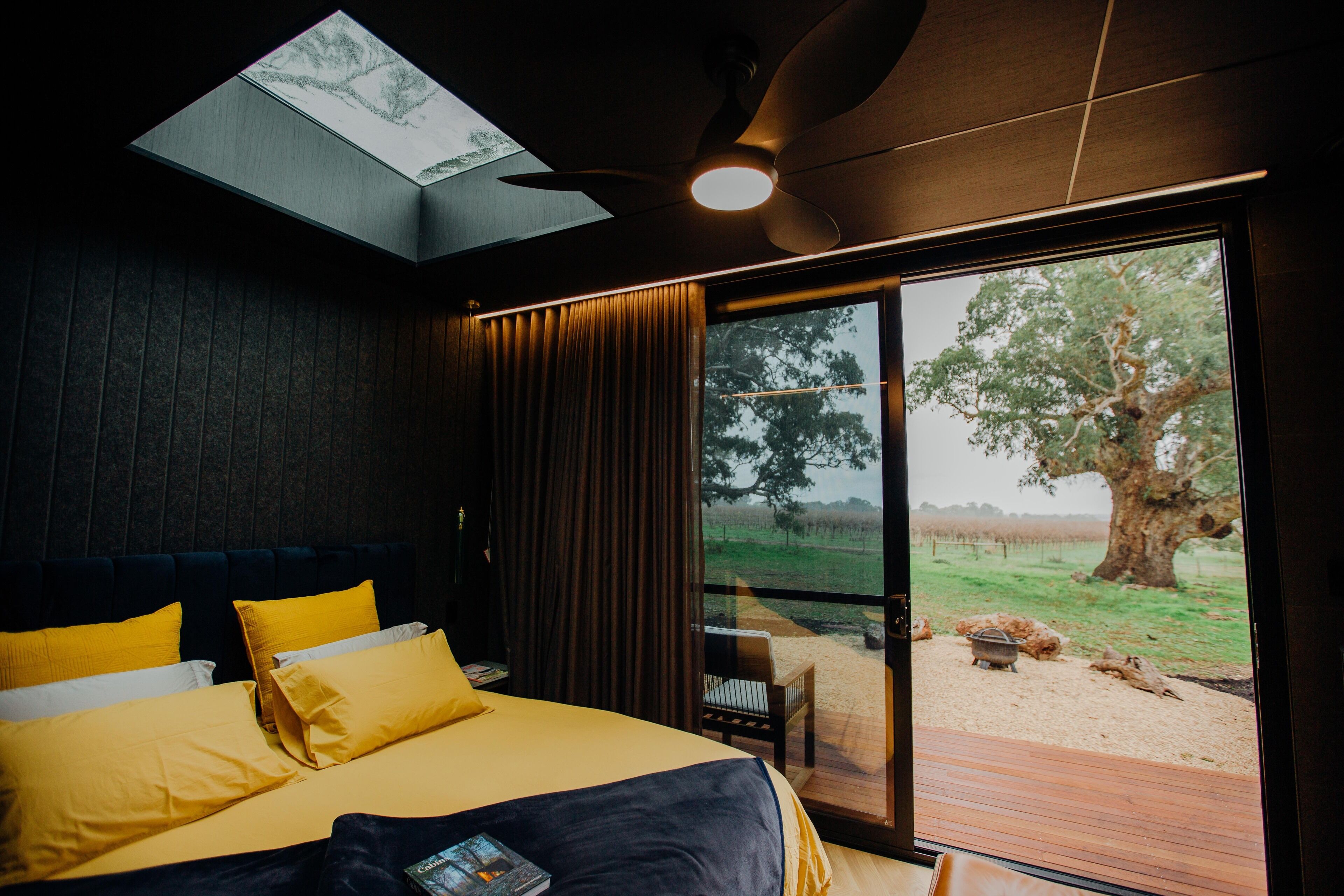 Estudio de lujo, 1 cama King size | Área de sala de estar | Chimenea 