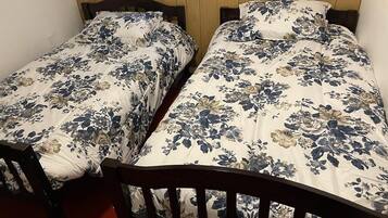 5 habitaciones, tabla de planchar con plancha y ropa de cama