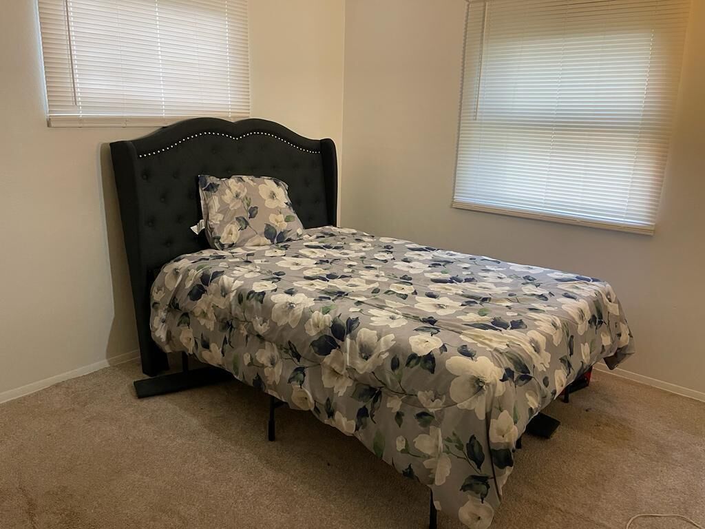 5 habitaciones, tabla de planchar con plancha y ropa de cama 