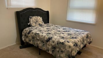 5 habitaciones, tabla de planchar con plancha y ropa de cama