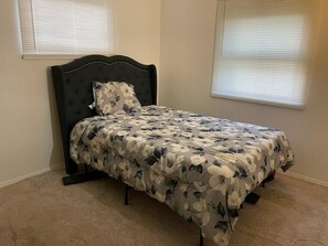 5 多间卧室、熨斗/熨衣板、床单